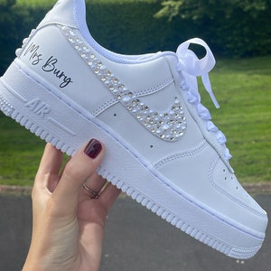 Maßgeschneiderte Hochzeit Braut Sneaker PEARLS & RHINESTONES - Air Force 1 Hochzeitsschuhe - Personalisiert - Hochzeitsschuh für eine schöne Braut zu sein!