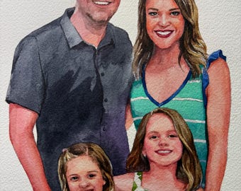 Puede incluir: Retrato en acuarela de una familia de cuatro. Los padres sonríen, el padre lleva una camisa gris oscuro y la madre una camiseta a rayas verdes y azules. Las dos hijas visten vestidos con un estampado de hojas verdes.
