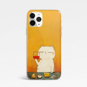 Pu&ograve; includere: Una custodia per telefono trasparente con sfondo giallo e un'illustrazione di un gatto bianco che tiene un bicchiere di vino rosso. Il gatto &egrave; seduto su un tavolo con un pezzo di formaggio e una piccola ciotola.