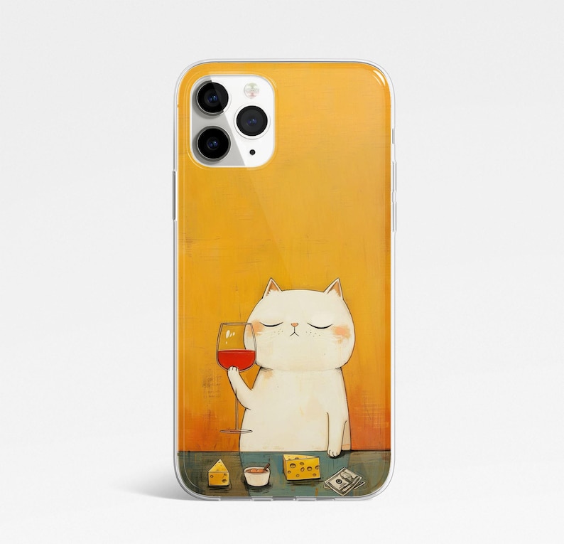 Pu&ograve; includere: Una custodia per telefono trasparente con sfondo giallo e un'illustrazione di un gatto bianco che tiene un bicchiere di vino rosso. Il gatto &egrave; seduto su un tavolo con un pezzo di formaggio e una piccola ciotola.
