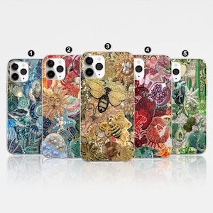 Op de afbeelding: Vijf verschillende iPhone-hoesjes met kleurrijke, ingewikkelde ontwerpen. Elk hoesje heeft een uniek patroon van kralen en pailletten, waaronder een zon, een bij en een bloemenmotief. De hoesjes zijn allemaal in een transparante kunststof hoes.