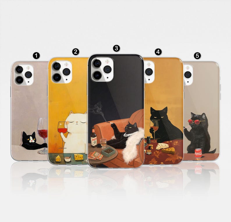 Pu&ograve; includere: Cinque diverse custodie per telefono con un design a gatto nero. Ogni custodia presenta un'illustrazione di gatto diversa, tra cui un gatto che beve vino, un gatto che fuma una sigaretta e un gatto con occhiali da sole. Le custodie sono tutte nere e hanno uno sfondo bianco.