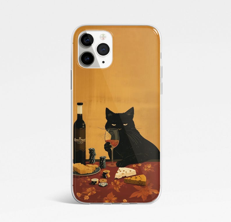 Pu&ograve; includere: Un gatto nero con un bicchiere di vino rosso nella zampa &egrave; seduto a un tavolo con una bottiglia di vino, formaggio e cracker. Lo sfondo &egrave; un muro giallo con un'atmosfera vintage.