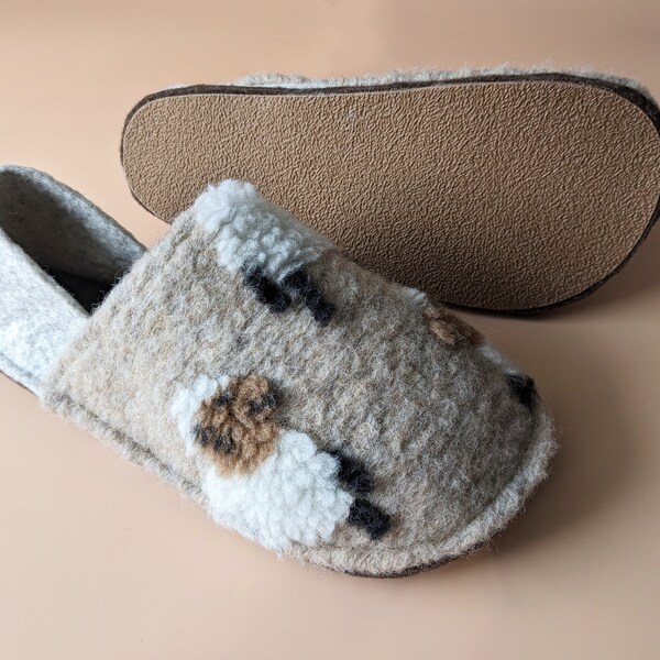 Warm indoor unisex slippers. Handmade from 100% wool. All sizes.