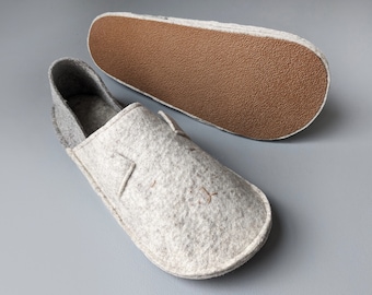 Pantoufles d'intérieur gris clair pour adultes et enfants. Fabriqué à la main à partir de 100 % laine. Toutes les tailles.