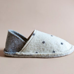 Warm indoor kids slippers. Handmade from 100% wool. All sizes. image 2