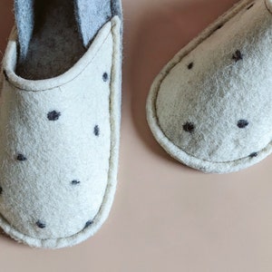 Warm indoor kids slippers. Handmade from 100% wool. All sizes. image 1