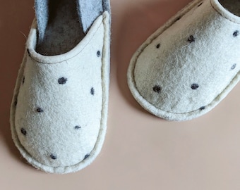 Warm indoor kids slippers. Handmade from 100% wool. All sizes.