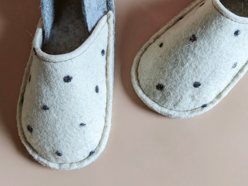 Warm indoor kids slippers. Handmade from 100% wool. All sizes. image 1