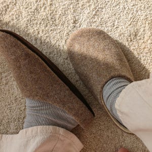 Novas cores! Tamancos de lã com sola de couro.