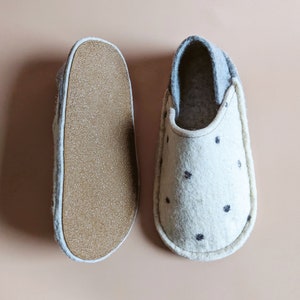 Warm indoor kids slippers. Handmade from 100% wool. All sizes. image 3