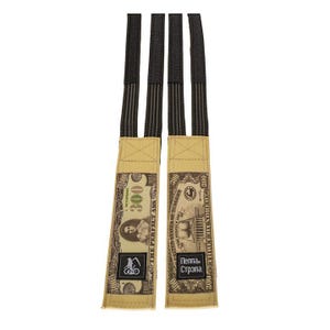 Puede incluir: Dos correas de bicicleta beige con correas negras. Cada correa presenta un dise&ntilde;o que se asemeja a un billete de 300 $, con texto que incluye "THE PERFECT ASS" y "Пеппа и Стрэпа". Tambi&eacute;n es visible un logotipo de bicicleta.