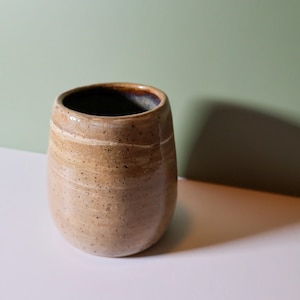 Handgemaakte keramische beker