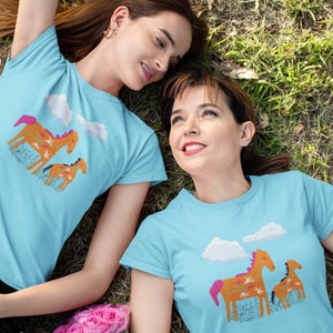 Camisetas a juego para madre e hijo, camisetas para mamá y yo amantes de los caballos, camisa a juego para madre e hijo amante de los caballos, regalo del Día de la Madre para mamá. imagen 1
