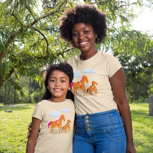 Camisetas a juego para madre e hijo, camisetas para mamá y yo amantes de los caballos, camisa a juego para madre e hijo amante de los caballos, regalo del Día de la Madre para mamá. imagen 2