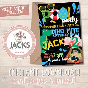 Peut inclure: Une invitation en noir et blanc pour une fête de piscine sur le thème des dinosaures. L'invitation représente un dinosaure de dessin animé, un volcan et une piscine avec une bouée. Le texte sur l'invitation est "Pool Party", "Dino-mite Birthday Bash", "Jack a 2 ans", "Dimanche 27 juin 14h-17h", et "@jack's house".