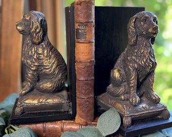Sujetalibros Maitland-Smith con forma de spaniel dorado.