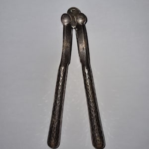1800&#39;s hand beaten silver shell fish cracker