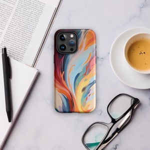 Op de afbeelding: Een kleurrijke telefoonhoes met een wervelend abstract ontwerp in tinten rood, oranje, geel, blauw en groen. De hoes heeft een zwarte camerabult met drie lenzen.