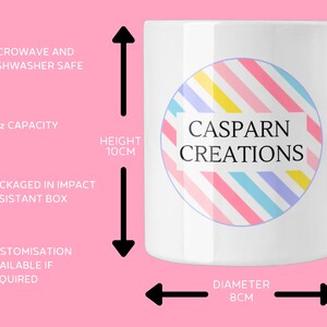 Puede incluir: Taza de cer&aacute;mica blanca con asa, con un dise&ntilde;o circular colorido con el texto "CASPARN CREATIONS". La taza mide 10 cm de alto y 8 cm de di&aacute;metro, con una capacidad de 325 ml. Es apta para microondas y lavavajillas.