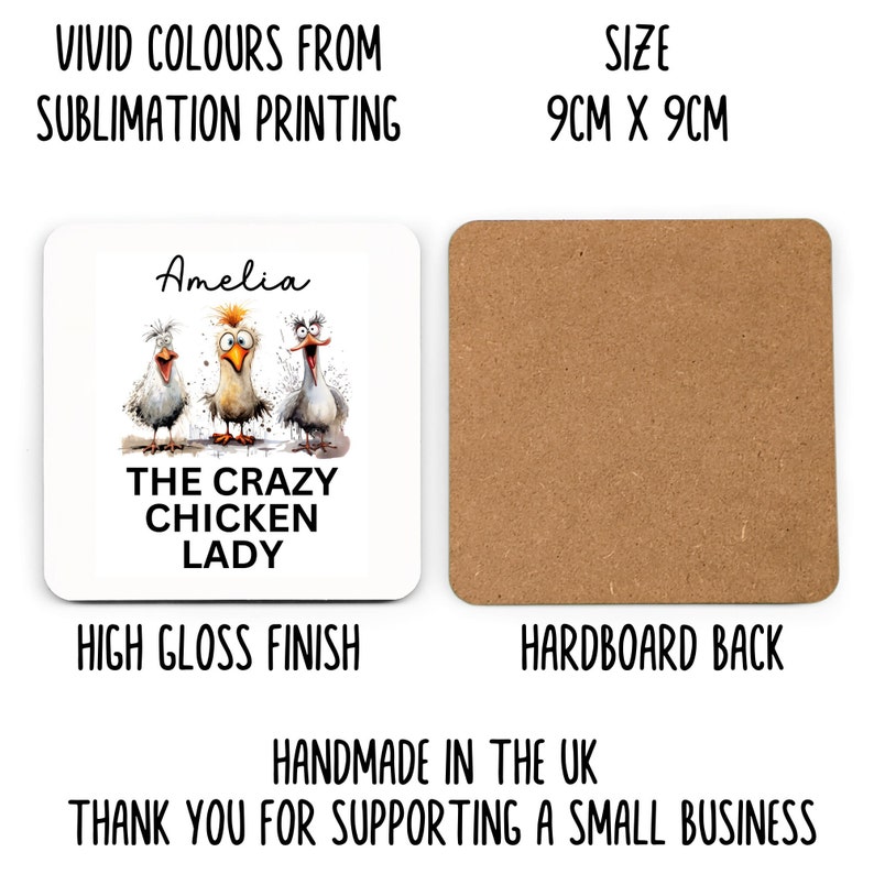 Puede incluir: Posavasos cuadrado con acabado brillante, con tres pollos de dibujos animados y el texto "THE CRAZY CHICKEN LADY". El posavasos mide 9 cm x 9 cm y tiene una parte trasera de cart&oacute;n. El dise&ntilde;o incluye el nombre "Amelia".