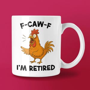 Può includere: Tazza in ceramica bianca con un'illustrazione di un pollo dei cartoni animati. Il pollo è arancione e marrone con il becco aperto e l'ala tesa. Il testo sulla tazza recita "F-CAW-F I'M RETIRED" in grassetto nero.