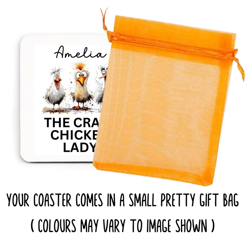 Puede incluir: Un posavasos cuadrado blanco con tres pollos de dibujos animados y el texto "THE CRA CHICKEN LADY" y el nombre "Amelia". Acompa&ntilde;ado de una bolsa de regalo naranja.