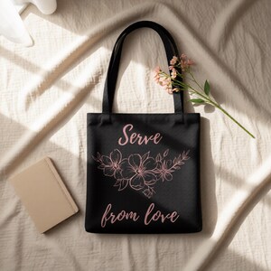 Bolsa de mano con flores cristianas: Sirve desde el amor.