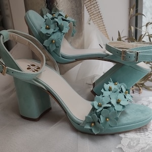 Sandal-type bridal and guest shoes, sorbet green, made of leather and suede. 9 centimeter square heel. Made in Spain.
