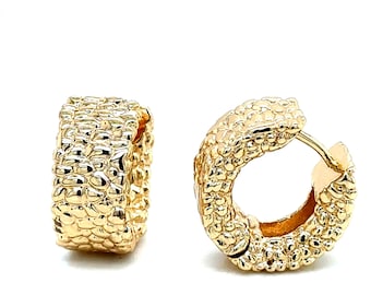 Vergoldete texturierte Huggie Hoop Ohrringe: Statement Schmuck