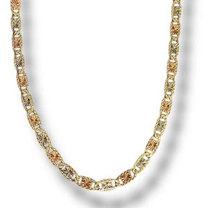 Op de afbeelding: Een goudkleurige ketting met een herhalend patroon van ovale schakels en stervormige accenten. De ketting heeft driekleurige elementen van geel, ros&eacute; en witgoud. De ketting wordt gepresenteerd tegen een witte achtergrond.