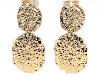 Vergoldete Gehämmerte Ohrringe: Statement Schmuck
