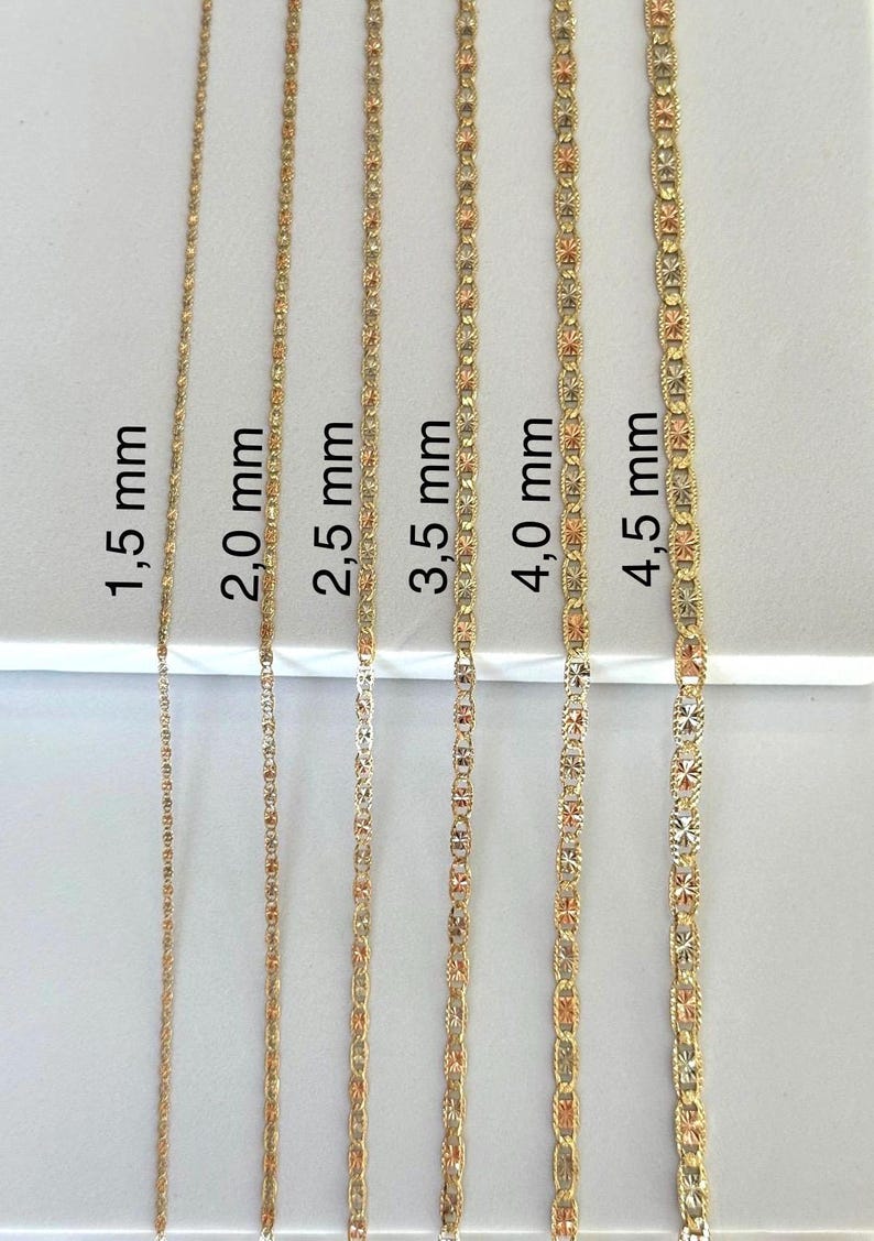 Op de afbeelding: Een selectie van goudkleurige kettingkettingen, elk met een verschillend ontwerp en dikte. De kettingen vari&euml;ren van 1,5 mm tot 4,5 mm breedte, met de afmetingen duidelijk aangegeven. De kettingen worden tegen een witte achtergrond gepresenteerd.