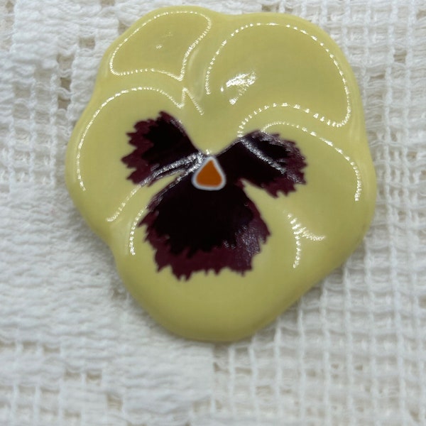 Avon 1981 Porcelain Pansy Flower Brooch Lapel Pin