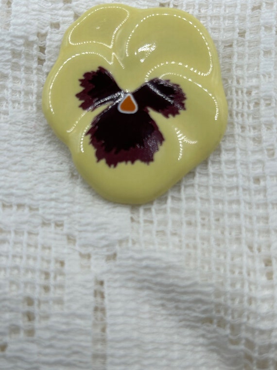Avon 1981 Porcelain Pansy Flower Brooch Lapel Pin