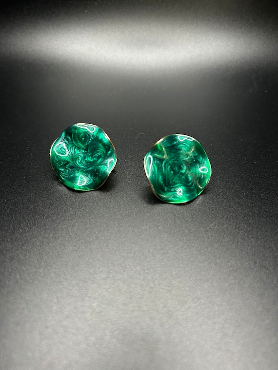 Avon Green Enamel Swirl Ribbon Earrings - image 1