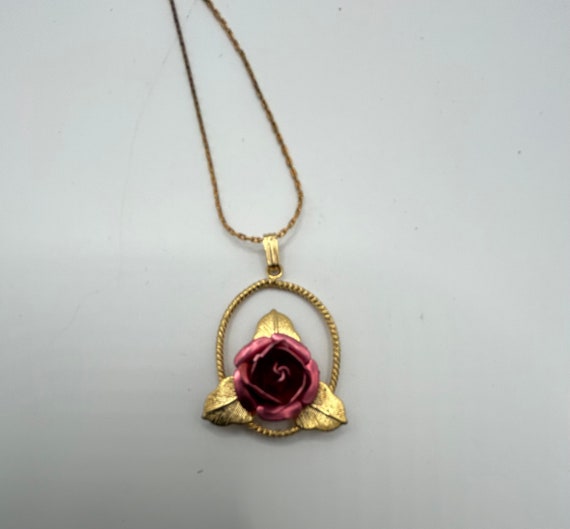 Vintage Red Rose Pendent Gold Tone Necklace - image 3