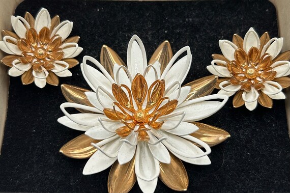 60's WATER LILY Sarah Coventry Brooch and Earring… - image 2