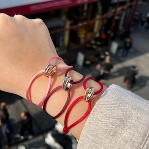Pulsera Trinity: delicada joya con nudo celta para mujer / Regalo espiritual para la amistad, el amor y la fuerza.