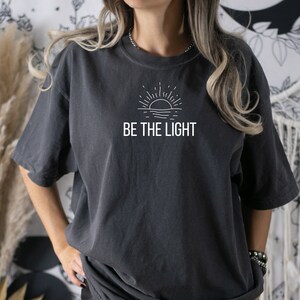 Be The Light Sencilla camiseta de colores cómodos, Be the light t-shirt, be the light simple t-shirt clothing, be the light clothing