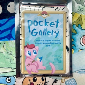 Puede incluir: Un paquete sellado que contiene una tarjeta con el texto "Pocket Gallery". La tarjeta presenta un personaje de dibujos animados rosa con un pincel y una boina roja. La tarjeta también incluye el texto "¡Paquete de 5 obras de arte originales, incluye una tarjeta brillante garantizada!"