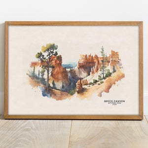 Puede incluir: Pintura acuarela del Parque Nacional Bryce Canyon en Utah. La pintura presenta un cañón de roca roja con un pino verde en primer plano. El texto "Bryce Canyon National Park Utah" está impreso en la parte inferior de la pintura.