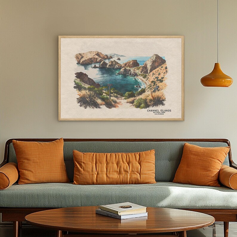 以下が含まれることがあります： カリフォルニア州チャネル諸島国立公園の風景を描いた水彩画。画像は、ターコイズブルーの海と小さなビーチに通じる道を備えた岩だらけの海岸線を示しています。