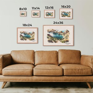 以下が含まれることがあります： カリフォルニア州チャネル諸島の美しい景色を描いた、額縁に入ったヴィンテージイラスト。ターコイズブルーの海、岩だらけの崖、緑豊かな植物が生い茂る入り江が描かれています。プリントは、8x10インチ、11x14インチ、12x16インチ、16x20インチ、18x24インチ、24x36インチなど、さまざまなサイズでご用意しています。