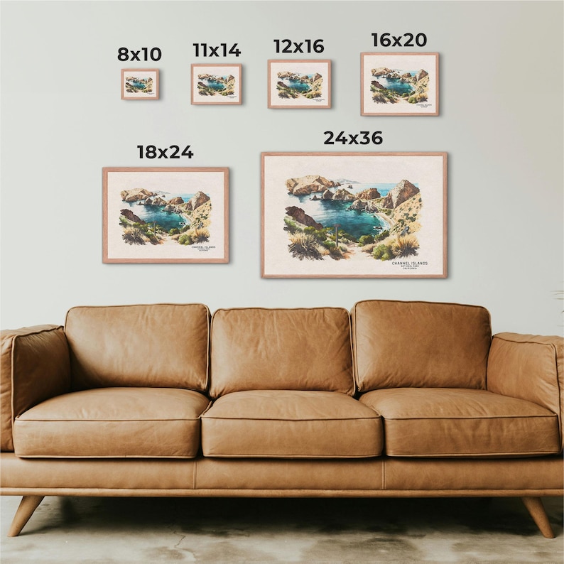 以下が含まれることがあります： カリフォルニア州チャネル諸島の美しい景色を描いた、額縁に入ったヴィンテージイラスト。ターコイズブルーの海、岩だらけの崖、緑豊かな植物が生い茂る入り江が描かれています。プリントは、8x10インチ、11x14インチ、12x16インチ、16x20インチ、18x24インチ、24x36インチなど、さまざまなサイズでご用意しています。