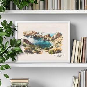 以下が含まれることがあります： カリフォルニア州チャネル諸島国立公園の風景を描いた水彩画。画像は、ターコイズブルーの入り江と展望台へのハイキングコースがある岩だらけの海岸線を示しています。