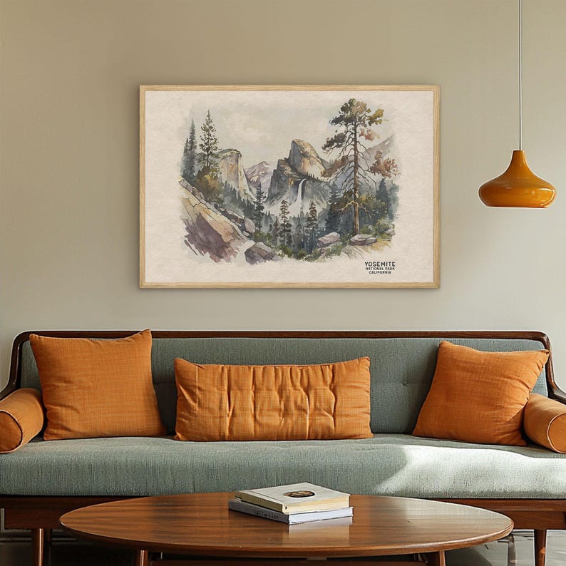 以下が含まれることがあります： カリフォルニア州ヨセミテ国立公園の水彩画。絵画は、崖の側面を流れ落ちる滝のある山脈を描いています。前景には木々があり、背景には青い空があります。