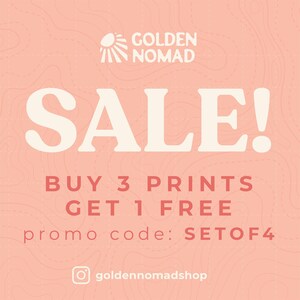 以下が含まれることがあります： ピンクと白のグラフィックで、「GOLDEN NOMAD SALE! BUY 3 PRINTS GET 1 FREE promo code: SETOF4」というテキストと、「goldennomadshop」というテキストの入ったInstagramアイコンが表示されています。