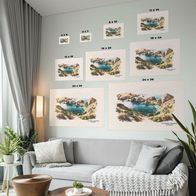 以下が含まれることがあります： ビーチ、海、そして岩の多い崖のある風光明媚な風景のデジタルイラスト。画像は、10x15 cmから61x91 cmまでのさまざまなサイズで入手できます。画像は「チャンネル諸島、カリフォルニア」というタイトルです。