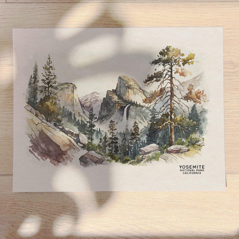 以下が含まれることがあります： カリフォルニア州ヨセミテ国立公園の水彩画。絵画は、崖の側面を流れ落ちる滝のある山脈を描いています。前景には木々があり、背景には青い空があります。